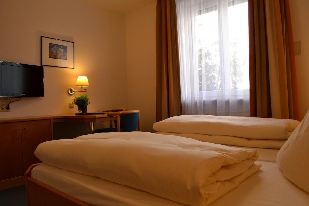 Hotel Am Ostpark Neubiberg Quarto foto